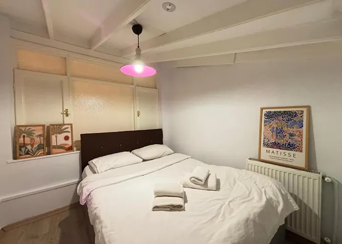 Comfortable Home Steps From The Kadikoey Waterfront