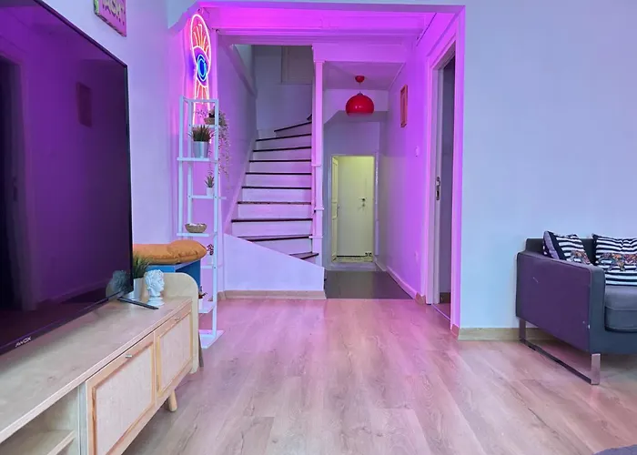 Comfortable Home Steps From The Kadikoey Waterfront